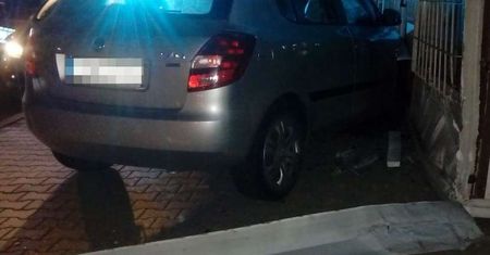 Wjechał skodą w sklep i zostawił kolegów. Auto było matki