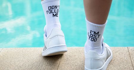 Hot trend – niebanalne skarpetki. Odrobina humoru w strojach na co dzień