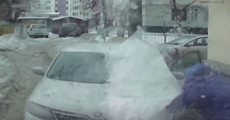 #dziejesiewmoto: zemsta na kierowcy vana i bryła lodu atakuje Skodę