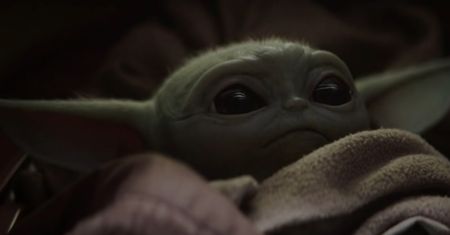 "The Mandalorian". Baby Yoda podbija serca internautów na całym świecie