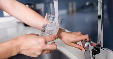 Woda za 5 zł czy za 1200 zł? Nietypowa instalacja zachęca do picia kranówki