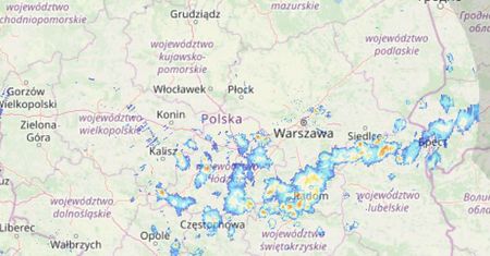 IMGW ostrzega. Pas burz z gradem przechodzi przez Polskę