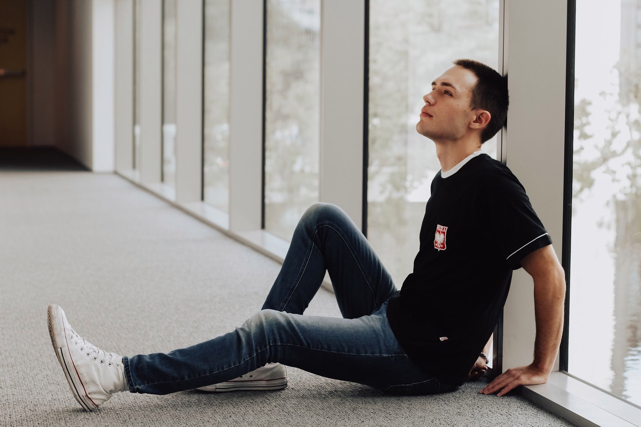 Trampki, jeansy i T-shirt to uniwersalny strój na chłodniejszy dzień latem