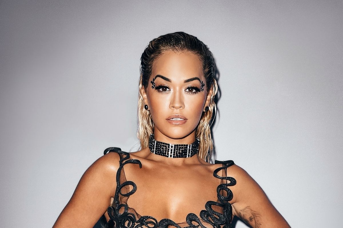 Rita Ora w kanarkowym kapeluszu. Wygląda jak ''wędkarski''