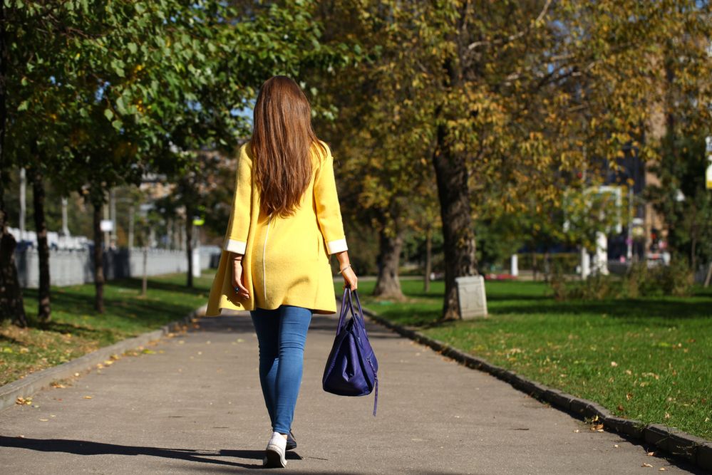 Jeden z najpopularniejszych w sezonie jesiennym kolorów – moda na żółty powraca