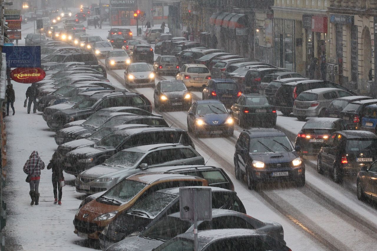 Ostrzeżenia IMGW dla wielu województw: intensywne opady, śliskie drogi