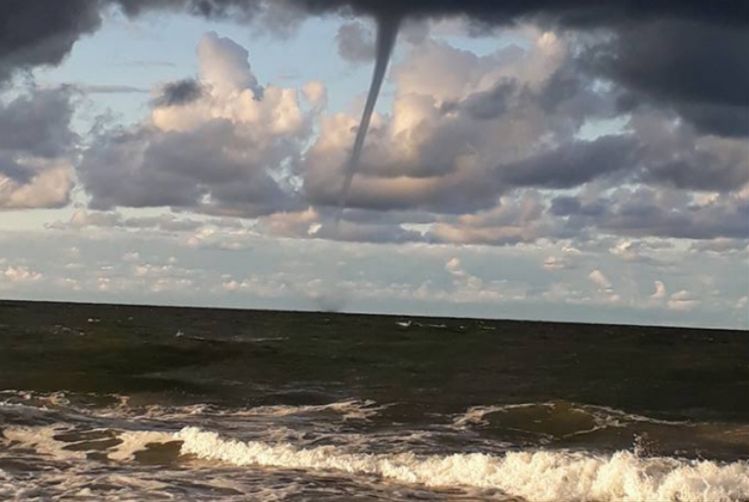 "Tornado" na Bałtyku. Natura kolejny raz zaskoczyła plażowiczów