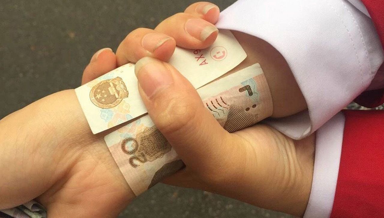 Dziewczyny chwalą się ciałem... zwijając banknot