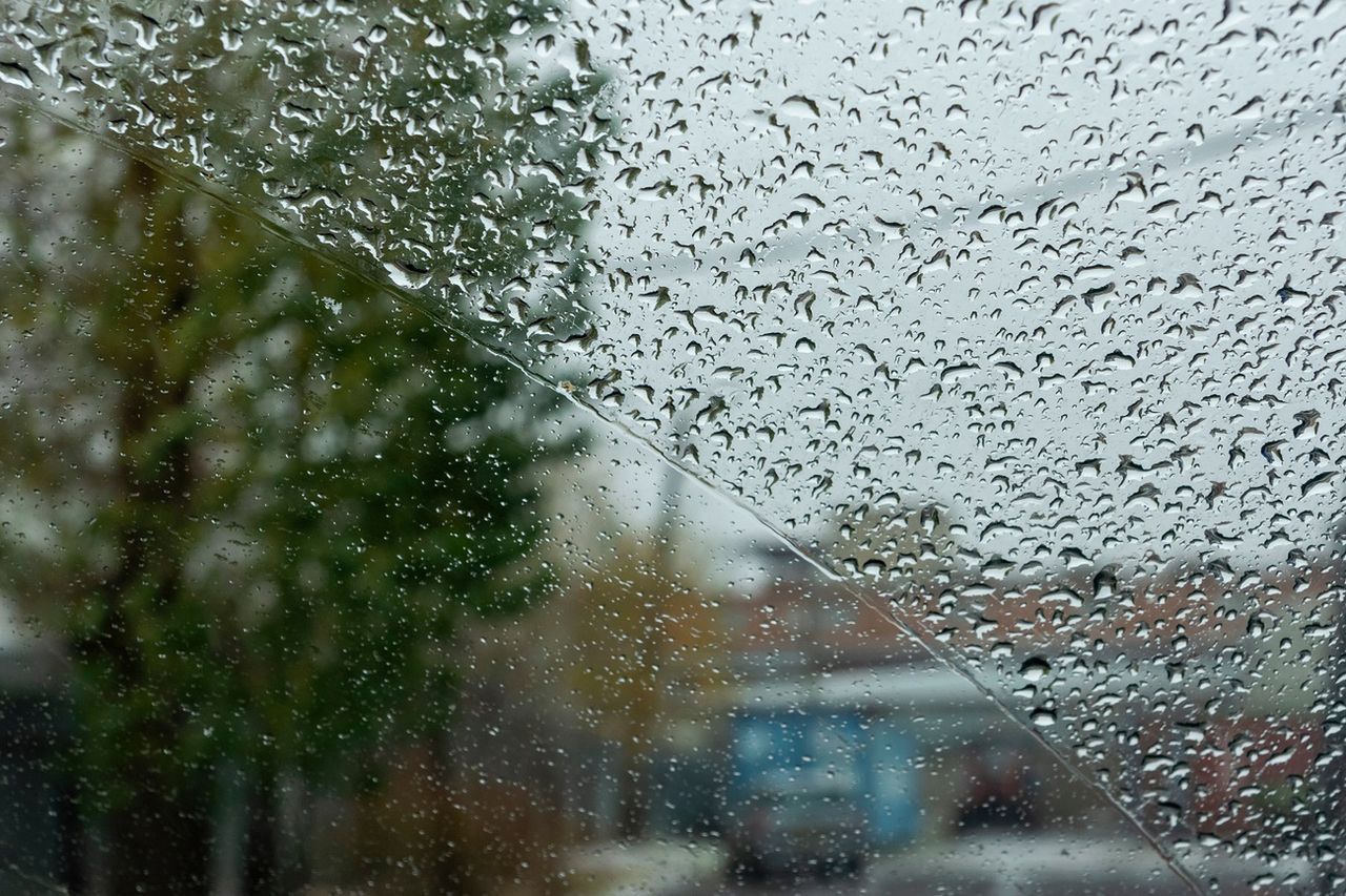 Pogoda. Ponury poniedziałek. Zachmurzenie i opady deszczu prawie w całej Polsce