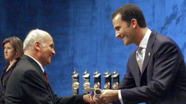 Książę Asturii, Filip Burboński wręcza nagrodę swojego imienia Ryszardowi Kapuścińskiemu