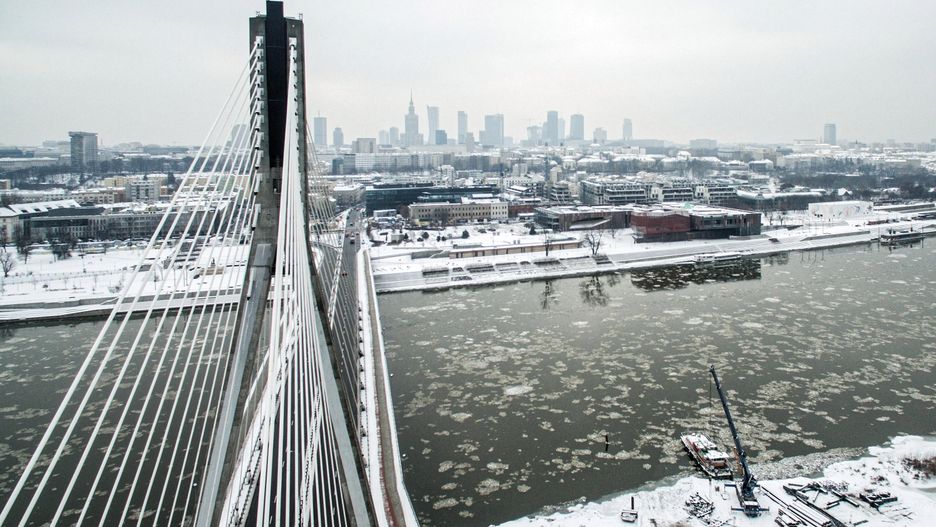 Warszawa. Widok na Wisłę i jej lewy brzeg, w tle wieżowce w centrum stolicy, 10 stycznia 2019 r.