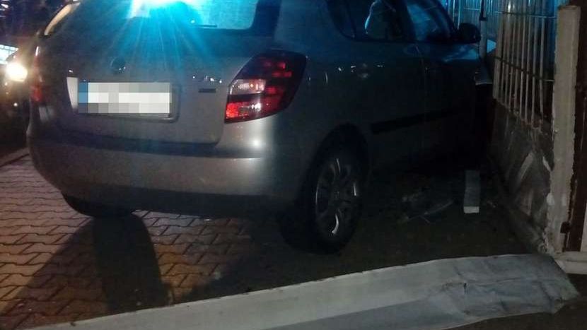 Auto uszkodziło witrynę sklepu