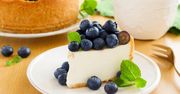 Sernik na zimno z jagodami - przepis. Jak przygotować ten szybki deser?