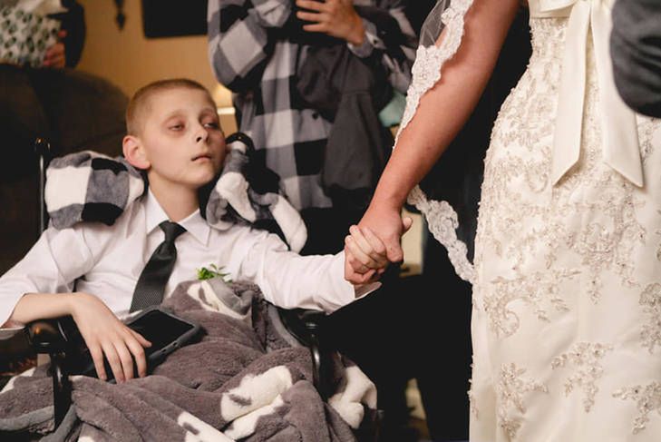 12-latek chory na raka marzył, by odprowadzić matkę do ołtarza. Jego historia wzrusza do łez