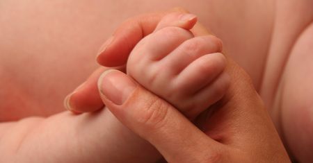 Tajemnicza śmierć noworodka. Matka zasnęła z dzieckiem na piersi. Gdy się obudziła, nie żyło
