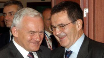 Leszek Miller i przewodniczący Komisji Europejskiej Romano Prodi na szczycie UE w Brukseli