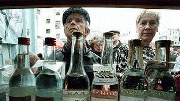 Wódka sprzedawana w kiosku na moskiewskiej ulicy