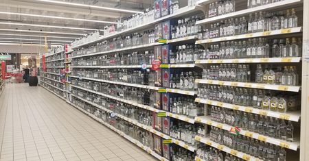 To zdjęcie robi furorę w sieci. Alejka z wódką w polskim supermarkecie