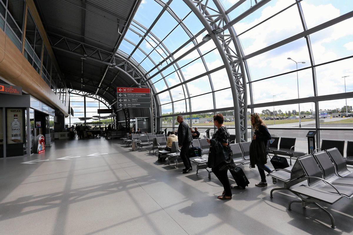 Ewakuacja na lotnisku w Modlinie. Znaleziono podejrzany pakunek