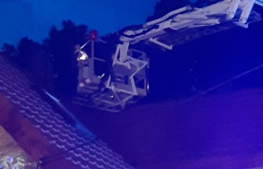 Lubelskie: włamywacz ukrył się na dachu. Policja ściągnęła strażaków