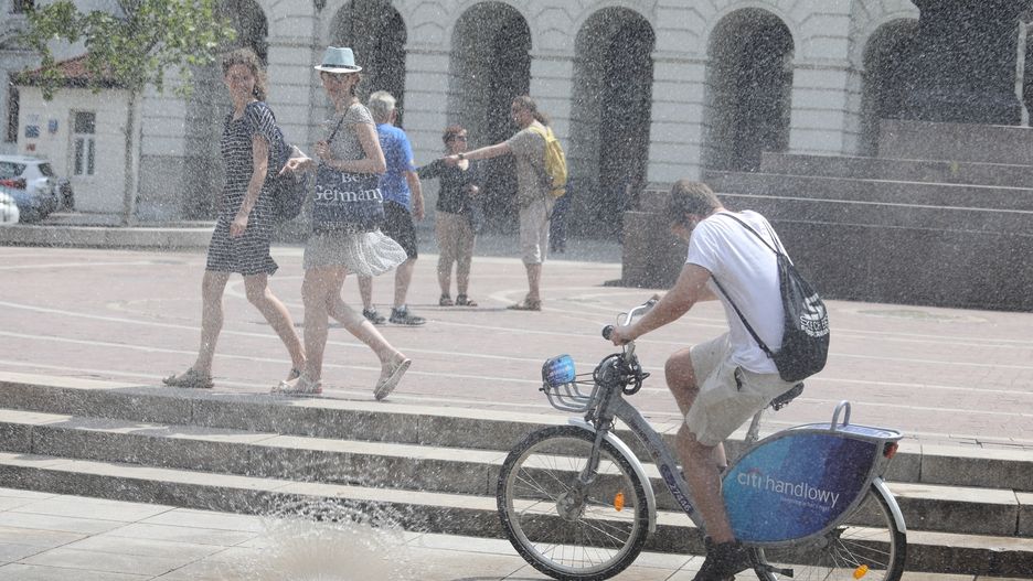 Kurtyny wodne Warszawa. Gdzie można się schłodzić w chłodnej wodzie?