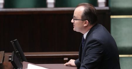 Poseł PO przeprasza za klub podczas wystąpienia RPO. Internauci: mleko się rozlało