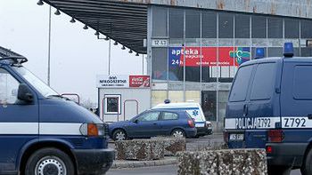 Policyjne radiowozy przed Dworcem Wschodnim