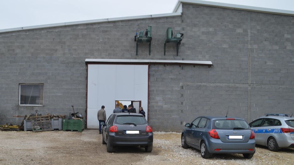 Sadkowice. Ciała dwóch Ukraińców znaleziono na terenie komory chłodniczej przechowalni do przetrzymywania owoców