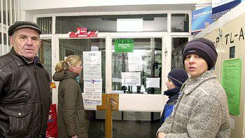 Pacjenci przed zamkniętymi drzwiami w jednej z białystockiej przychodni