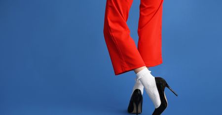 Lubisz odważną modę? Noś skarpetki do sandałów i szpilek
