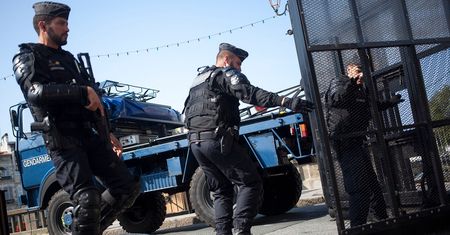 Francja. 100 tys. policjantów i żołnierzy na ulicach