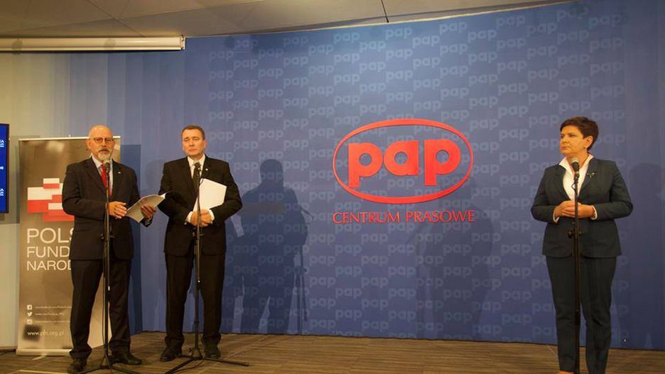 Premier Beata Szydło i szefowie Polskiej Fundacji Narodowej na razie mogą spać spokojnie - Państwowa Komisja Wyborcza nie zbada kampanii "Sprawiedliwe Sądy".
