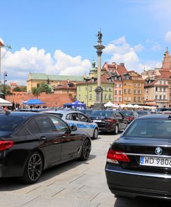 Parking dla limuzyn za barierkami obok namiotu za milion. Ta impreza to symbol rządów PiS