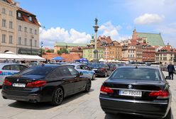 Parking dla limuzyn za barierkami obok namiotu za milion. Ta impreza to symbol rządów PiS