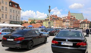 Parking dla limuzyn za barierkami obok namiotu za milion. Ta impreza to symbol rządów PiS