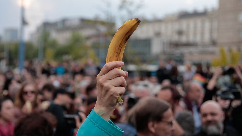 Happening Jedzenie Bananów przed Muzeum Narodowym