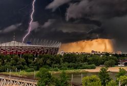 Piorun "uderza" w PGE Narodowy. To zdjęcie burzy jest hitem sieci