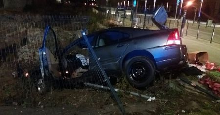 Wrocław. Tyle zostało z volvo. Nastolatkowie nie chcą przyznać, kto prowadził