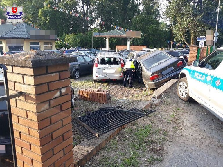 23-latek z Białej Podlaskiej rozbił 11 samochodów w komisie