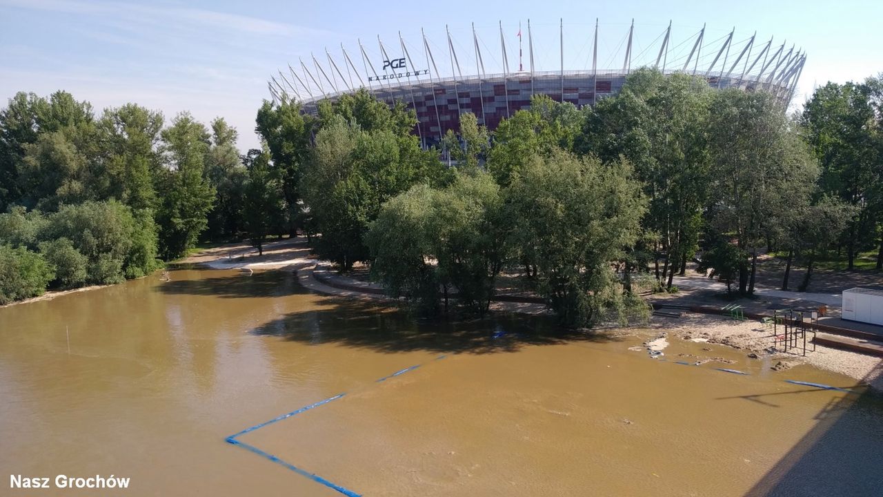 Fala kulminacyjna dotarła do Warszawy. Woda zalewa stołeczne plaże