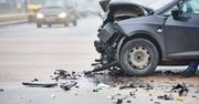 Rozbili samochód na drzewie, bo uprawiali seks w trakcie jazdy. Na wszystko patrzyło dziecko