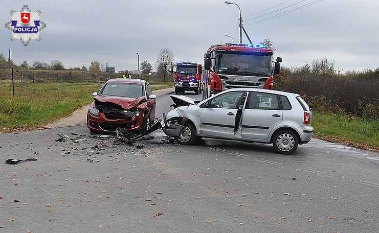 Dęblin: Doszło do zderzenia czołowego dwóch pojazdów osobowych