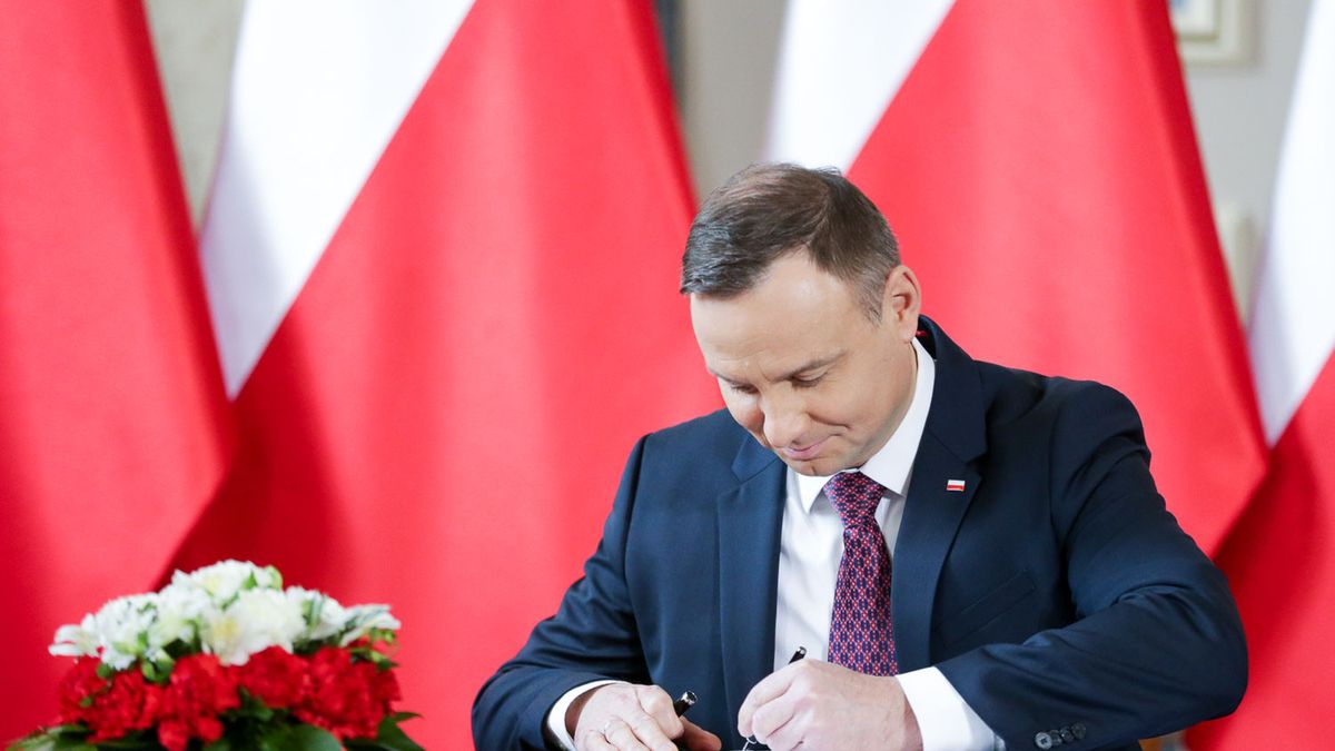 Zgodnie z Konstytucją ustawa budżetowa powinna pojawić się u prezydenta maksymalnie w ciągu 4 miesięcy od pojawienia się projektu w Sejmie.