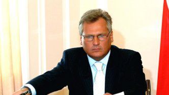 Prezydent Kwaśniewski podpisuje "Strategię bezpieczeństwa narodowego"