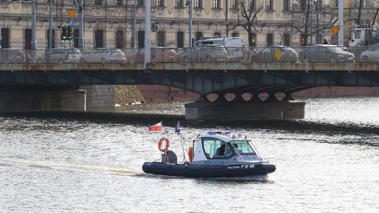 Akcja ratunkowa pomiędzy mostem Pomorskim a Uniwersyteckim. Trwa poszukiwanie mężczyzny, który wskoczył do Odry.