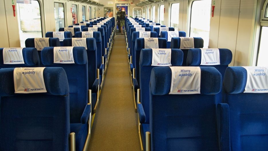 Wielu internautów oskarżyło kampanię o wandalizm własności PKP