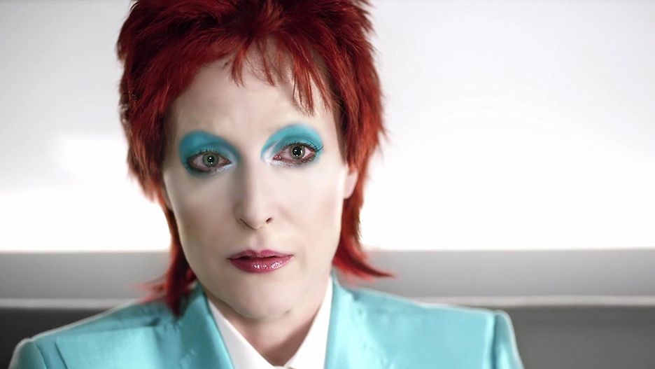 Gillian Anderson niczym David Bowie w "Amerykańskich bogach"