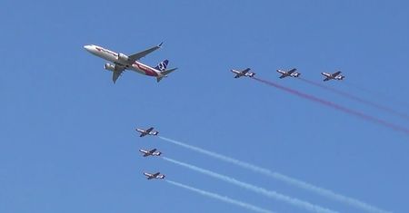 Radom Air Show 2018. Testowy przelot Boeinga 737 MAX oraz Biało-Czerwonych Iskier