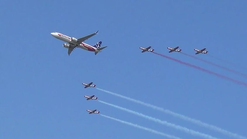 Biało-czerwony Boeing 737 MAX pomalowany z okazji 100-lecia odzyskania niepodległości przez Polskę