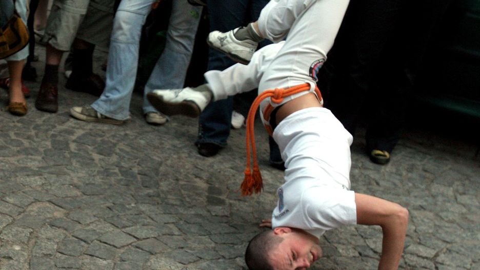 Capoeira to akrobatyczna sztuka walki, w której przeciwnika pokonuje się sprytem, a nie siłą fizyczną.